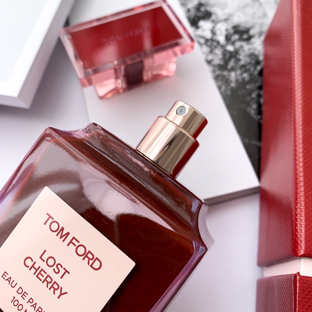 110💰专柜品质
✨TF限量版失落樱桃香水LOST CHERRY 100ml2019限量款Lost Cherry樱桃木质果香樱桃味佐玫瑰再加上淡淡的杏仁香气红宝石外观的玻璃质地太诱惑了~味道超级超级好闻。💦前调:黑樱桃、樱桃酒、苦杏仁、中调:酸樱桃糖浆、士耳其玫瑰、沙巴茉莉、后调:秘鲁香脂、烤零陵香豆、檀木、香根草、樱桃味很突出的、甜而不腻、喜欢樱桃的姐妹们一闻会上瘾哦!太诱惑了 年前最后一瓶现货 仅50瓶 ‼️ 先买先得!