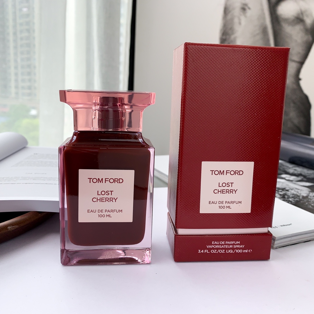 110💰专柜品质
✨TF限量版失落樱桃香水LOST CHERRY 100ml2019限量款Lost Cherry樱桃木质果香樱桃味佐玫瑰再加上淡淡的杏仁香气红宝石外观的玻璃质地太诱惑了~味道超级超级好闻。💦前调:黑樱桃、樱桃酒、苦杏仁、中调:酸樱桃糖浆、士耳其玫瑰、沙巴茉莉、后调:秘鲁香脂、烤零陵香豆、檀木、香根草、樱桃味很突出的、甜而不腻、喜欢樱桃的姐妹们一闻会上瘾哦!太诱惑了 年前最后一瓶现货 仅50瓶 ‼️ 先买先得!