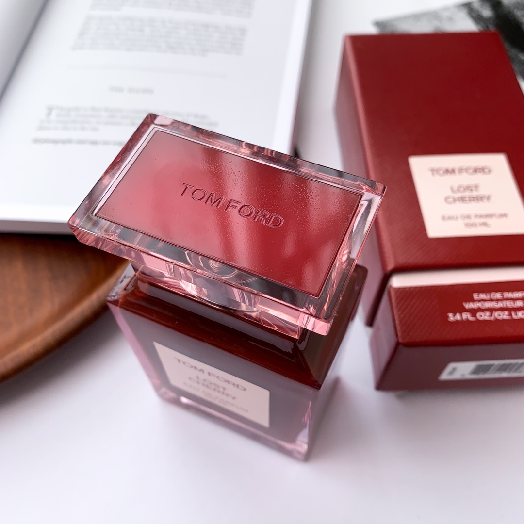 110💰专柜品质
✨TF限量版失落樱桃香水LOST CHERRY 100ml2019限量款Lost Cherry樱桃木质果香樱桃味佐玫瑰再加上淡淡的杏仁香气红宝石外观的玻璃质地太诱惑了~味道超级超级好闻。💦前调:黑樱桃、樱桃酒、苦杏仁、中调:酸樱桃糖浆、士耳其玫瑰、沙巴茉莉、后调:秘鲁香脂、烤零陵香豆、檀木、香根草、樱桃味很突出的、甜而不腻、喜欢樱桃的姐妹们一闻会上瘾哦!太诱惑了 年前最后一瓶现货 仅50瓶 ‼️ 先买先得!