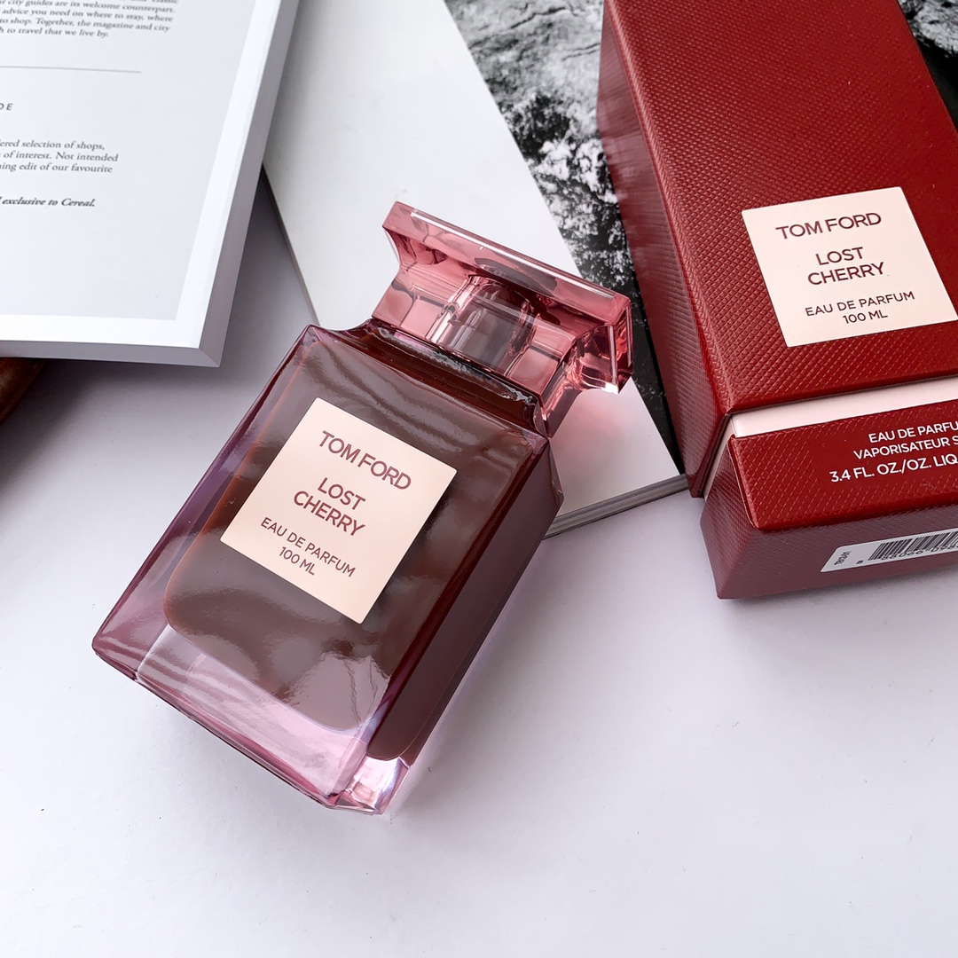110💰专柜品质
✨TF限量版失落樱桃香水LOST CHERRY 100ml2019限量款Lost Cherry樱桃木质果香樱桃味佐玫瑰再加上淡淡的杏仁香气红宝石外观的玻璃质地太诱惑了~味道超级超级好闻。💦前调:黑樱桃、樱桃酒、苦杏仁、中调:酸樱桃糖浆、士耳其玫瑰、沙巴茉莉、后调:秘鲁香脂、烤零陵香豆、檀木、香根草、樱桃味很突出的、甜而不腻、喜欢樱桃的姐妹们一闻会上瘾哦!太诱惑了 年前最后一瓶现货 仅50瓶 ‼️ 先买先得!