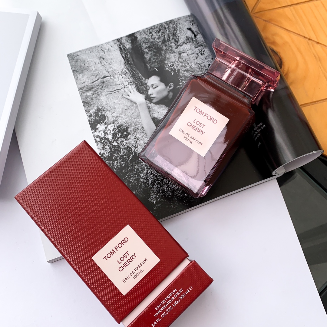 110💰专柜品质
✨TF限量版失落樱桃香水LOST CHERRY 100ml2019限量款Lost Cherry樱桃木质果香樱桃味佐玫瑰再加上淡淡的杏仁香气红宝石外观的玻璃质地太诱惑了~味道超级超级好闻。💦前调:黑樱桃、樱桃酒、苦杏仁、中调:酸樱桃糖浆、士耳其玫瑰、沙巴茉莉、后调:秘鲁香脂、烤零陵香豆、檀木、香根草、樱桃味很突出的、甜而不腻、喜欢樱桃的姐妹们一闻会上瘾哦!太诱惑了 年前最后一瓶现货 仅50瓶 ‼️ 先买先得!