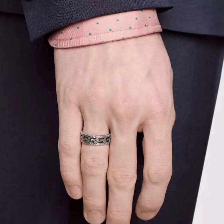 NO:101618,Gucci hollow square double G couple ring 925 sterling silver original authentic mold opening!  Presented on this old-fashioned sterling silver ring in the form of hollow patterns. The geometric pattern is paired with Arabic engraving patterns to create outstanding accessories. It is 0.6 cm high and has a beautiful size of 5-6-7-8-9. Gucci ring, gucci, gucci, mido, ring, pure silver19860909Gucci 镂空方形双G情侣戒指 925纯银 原版正品开模！以镂空图案的形式呈现在这款做旧感的纯银戒指上.几何图案搭配阿拉伯风格刻花图案,打造出众的配饰造型.高0.6厘米,美度5-6-7-8-9码.,古驰戒指,gucci,gucci,mido,ring,pure silver,Jewelry