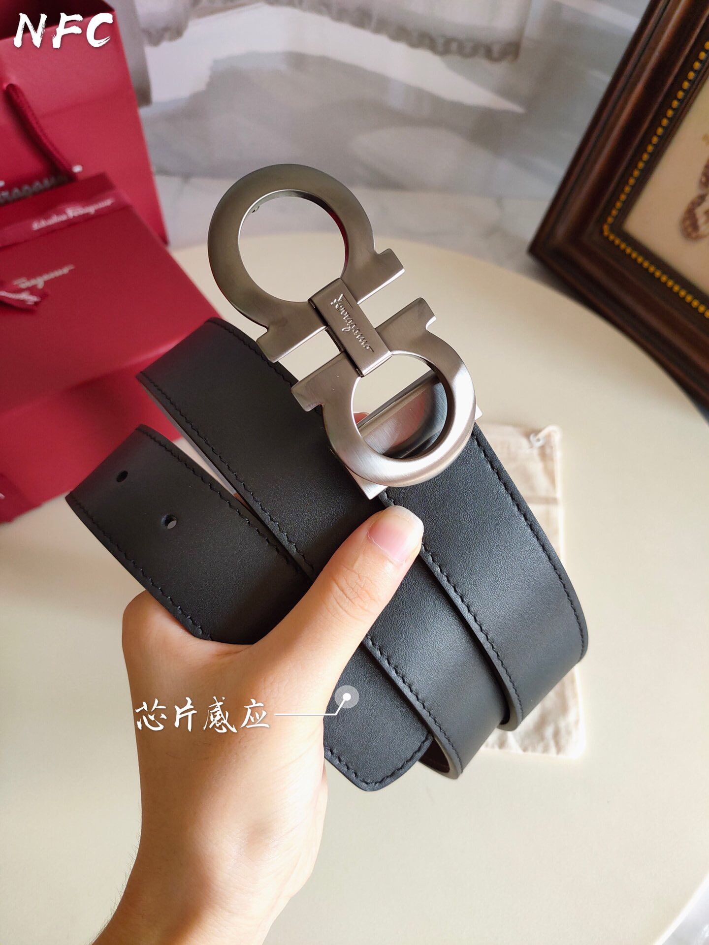I0 Ferragamo 菲拉格慕  扣头材质：精品实心扣 产品详情Ferragamo菲拉格慕 皮带腰带 将摩登设计与精湛的手工技艺完美结合；打造出风格华贵典雅,实用性和款式并重；手感柔软舒中,3.5cm宽 搭配最新原版真空电镀五金扣,不易掉色；奢华高贵,休闲百搭
