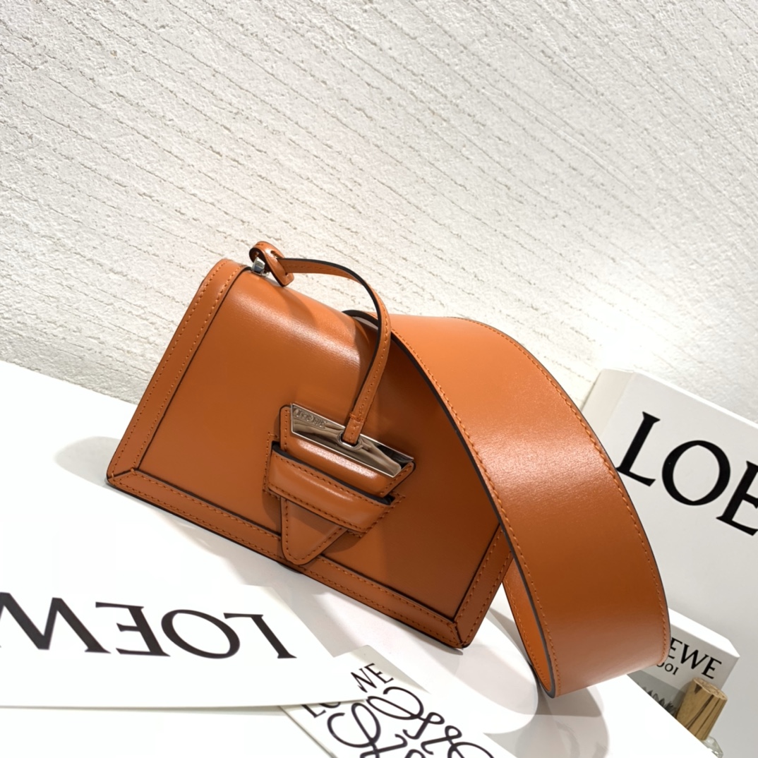 loewe罗意威新款三角包barcelona经典款原单顶级专柜品质