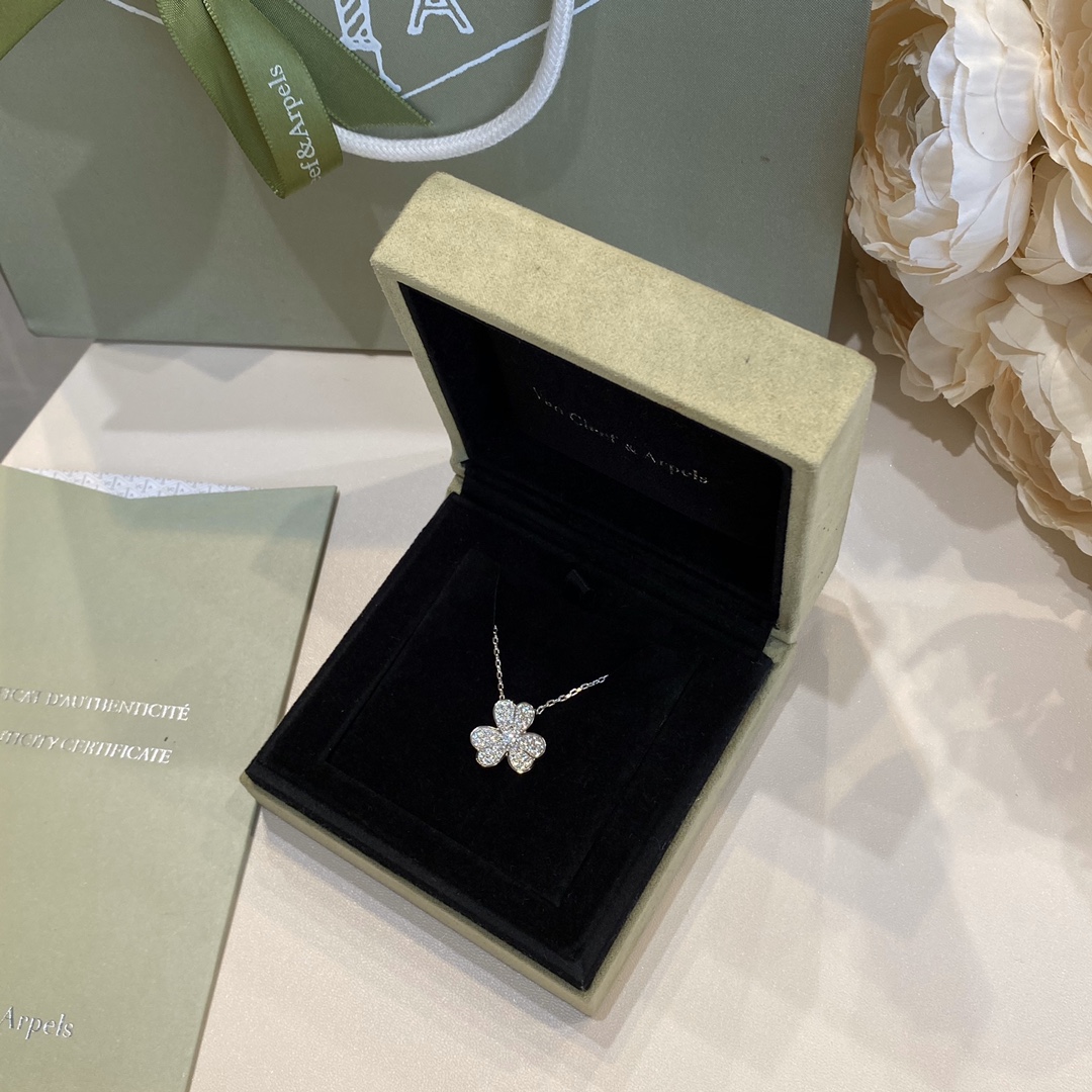 NO:104411,Vca clover necklace, exquisite little women's clavicle necklace, only in silver, this one is also a custom version of zp, with diamonds all in hand, not easy to fall off stones, and uses imported silicon titanium first-grade diamonds. They are rarely ordered on the market. They are much more expensive than Shi Hua, and they are more flashy. They will not cause fog after being used for a long time. They are very cost-effective!  The Clover is three-dimensional and thicker, and each angle is polished very brightly. The honeycomb bottom on the back can make the diamond more flashy and transparent. Soft girls who don’t like the cool outfit can get a ~~, Vac necklace, necklace19860909Vca三叶草项链,精致小女人款锁骨项链,只出了银色,这款也是zp定制版,钻石全手镶,不易掉石,采用进口硅钛料一级钻,市面也是很少订得到,比施华要贵很多,而且更闪,用久了也不发雾,性价比很高！三叶草是立体的比较厚实,每个角度都抛光的很亮,背面的蜂窝透底可以让钻更闪更透,不喜欢太酷装扮的软妹子可以来一条~~,Vac项链,necklace,Jewelry