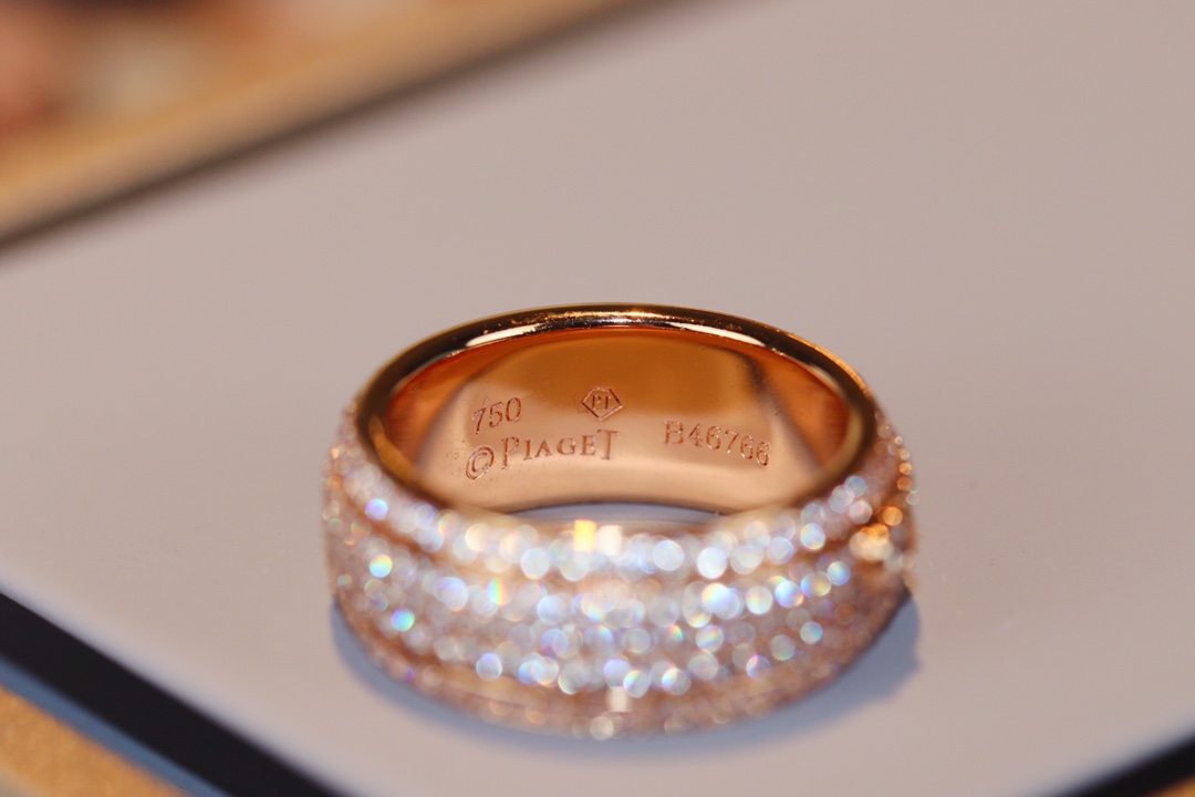 【我们出品】📢厂家直销 ZP开版 顶尖珠宝工艺  历时3个月 伯爵🆕款款指环💍，镶嵌多颗施华洛世奇原石，中央环可以转动，采用超级仿真钻 手工镶嵌 CNC车床工艺 真心重工 闪 石头也是采用了独特对镶嵌方式 让它更闪 也不会掉石🌟～尺码5678