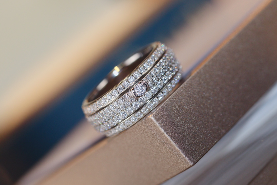 【我们出品】📢厂家直销 ZP开版 顶尖珠宝工艺  历时3个月 伯爵🆕款款指环💍，镶嵌多颗施华洛世奇原石，中央环可以转动，采用超级仿真钻 手工镶嵌 CNC车床工艺 真心重工 闪 石头也是采用了独特对镶嵌方式 让它更闪 也不会掉石🌟～尺码5678