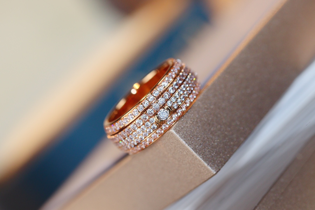 【我们出品】📢厂家直销 ZP开版 顶尖珠宝工艺  历时3个月 伯爵🆕款款指环💍，镶嵌多颗施华洛世奇原石，中央环可以转动，采用超级仿真钻 手工镶嵌 CNC车床工艺 真心重工 闪 石头也是采用了独特对镶嵌方式 让它更闪 也不会掉石🌟～尺码5678