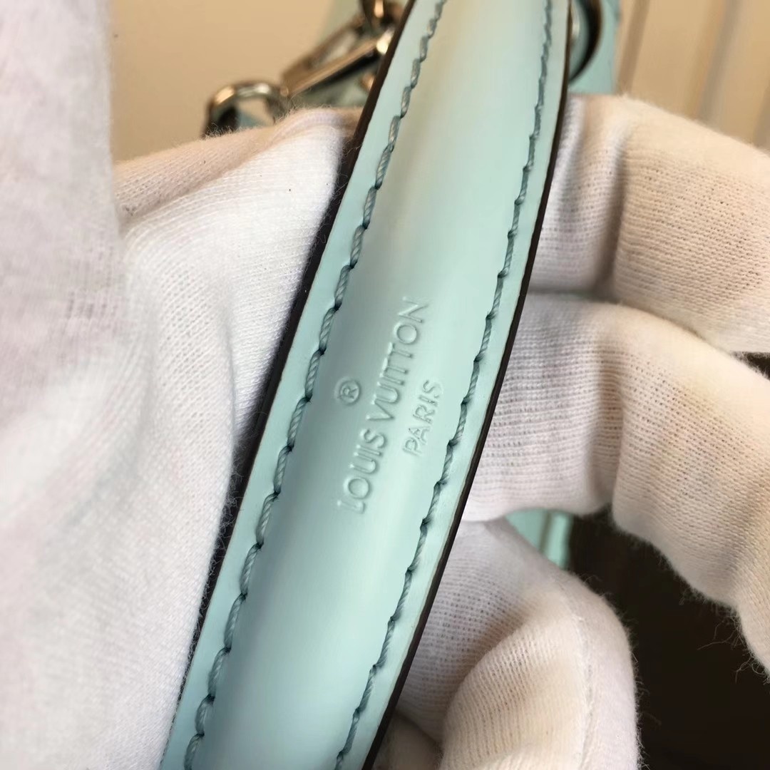 顶级原单新品跑量款M55977PochetteGrenelle手袋采用Epi粒面皮革与超大字母展现极简主