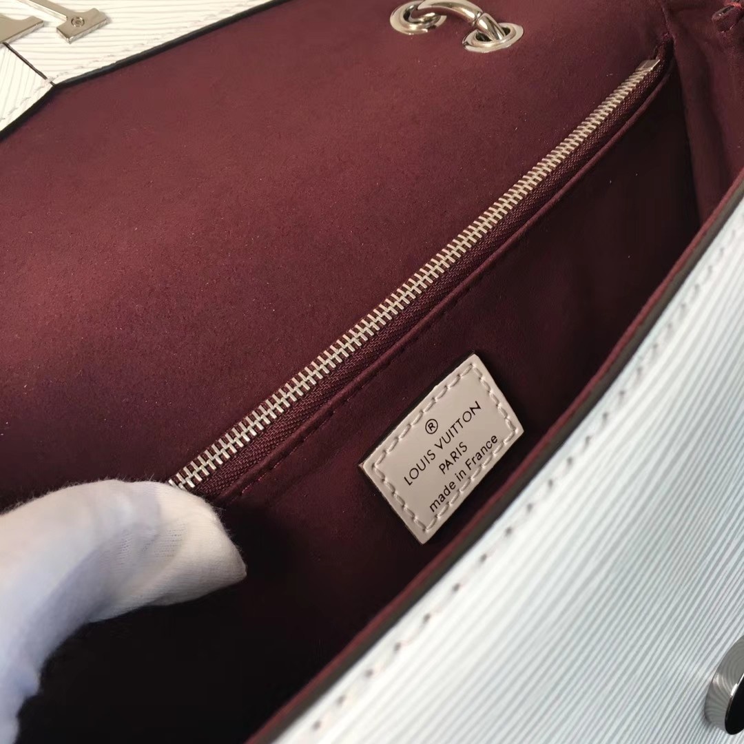 新品跑量款M55977PochetteGrenelle手袋采用Epi粒面皮革与超大字母展现极简主义与醒目