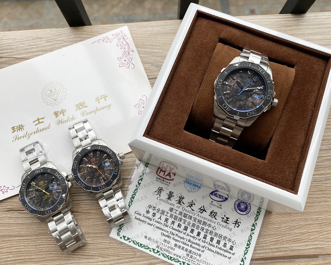 La carcasa blanca del cinturón es 410, la carcasa negra es 430 y el cinturón de acero es +20. Reloj TAG Heuer…