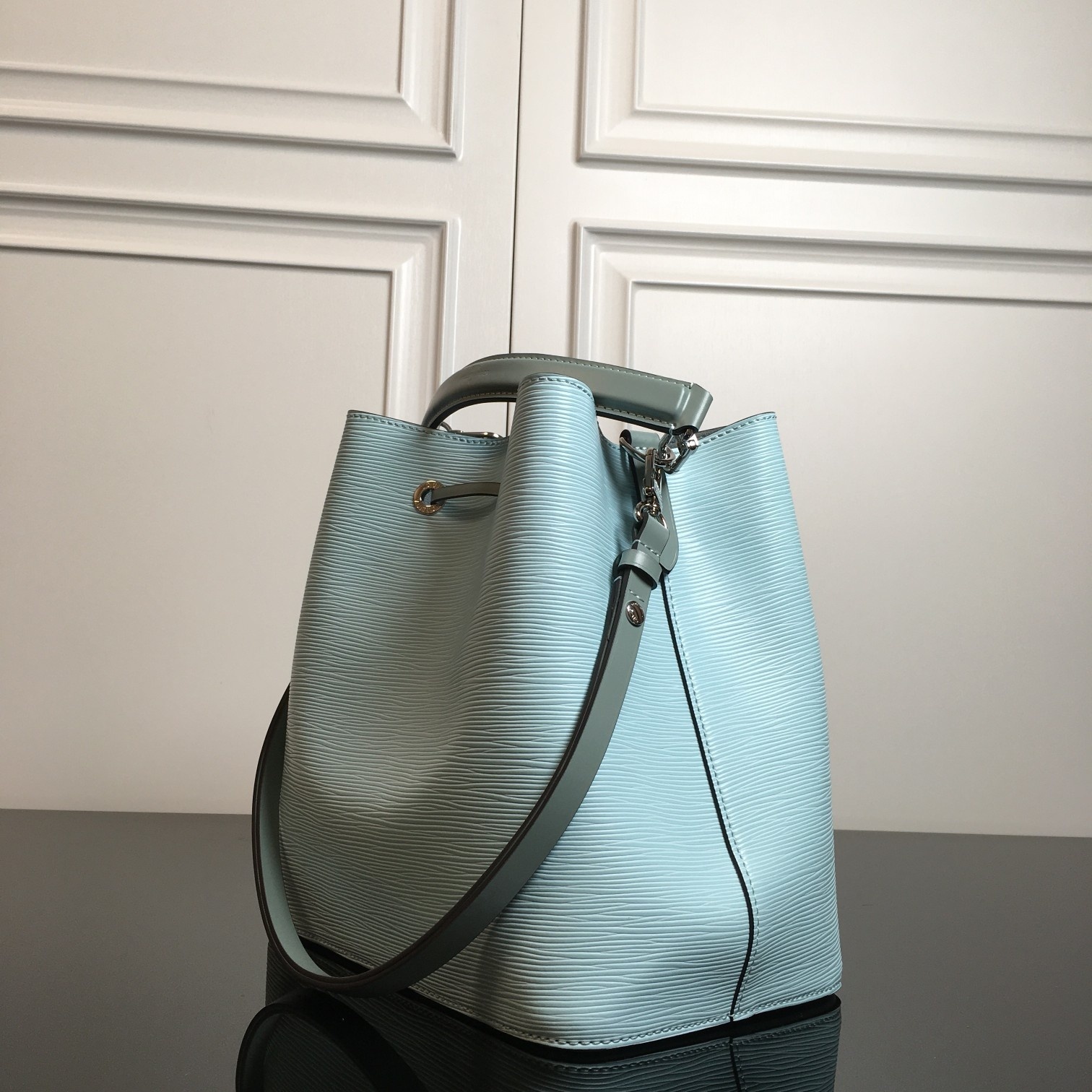 2020夏季新款👏M54366薄荷绿【顶级原单】 💁🏻LOCKME BUCKET 手袋此款时尚桶包的设计