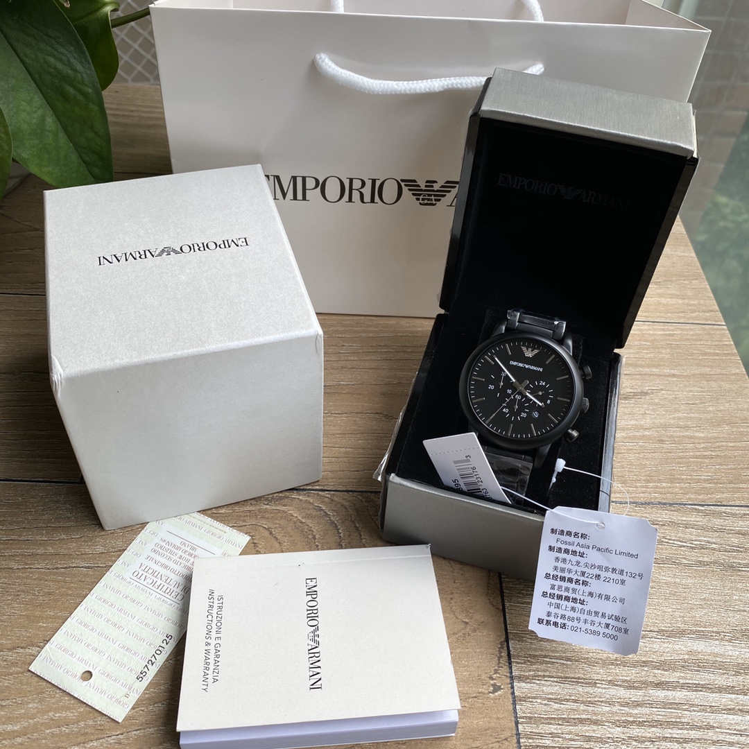 Amani, el reloj para hombre AR1895, tiene una función única de cronógrafo de seis manecillas, un diseño de esfera multi…