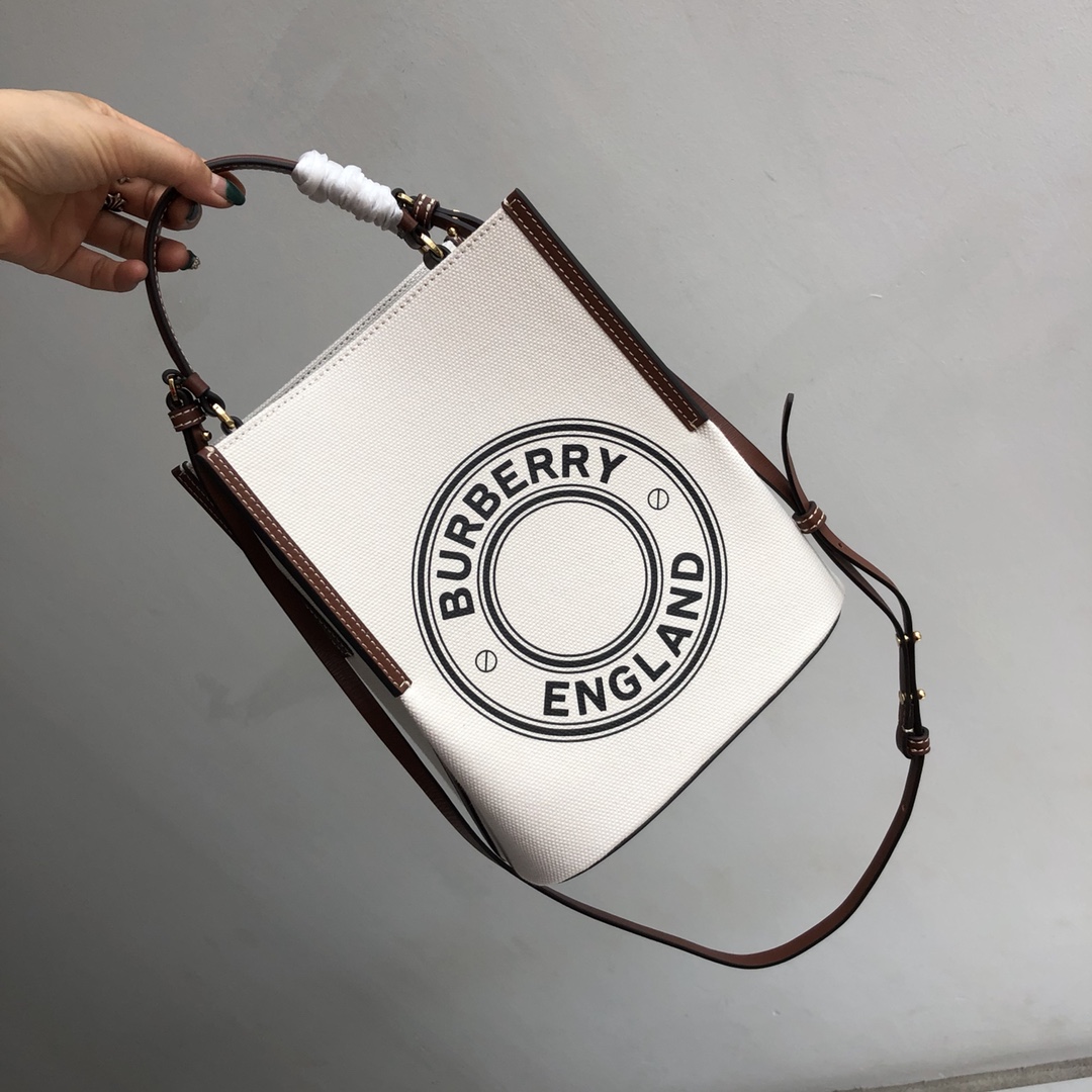 Burberry Equestrian-Inspired Cotton Canvas Bucket Bag with Pouch - Compact Design 2 i1586583743 9039 0
