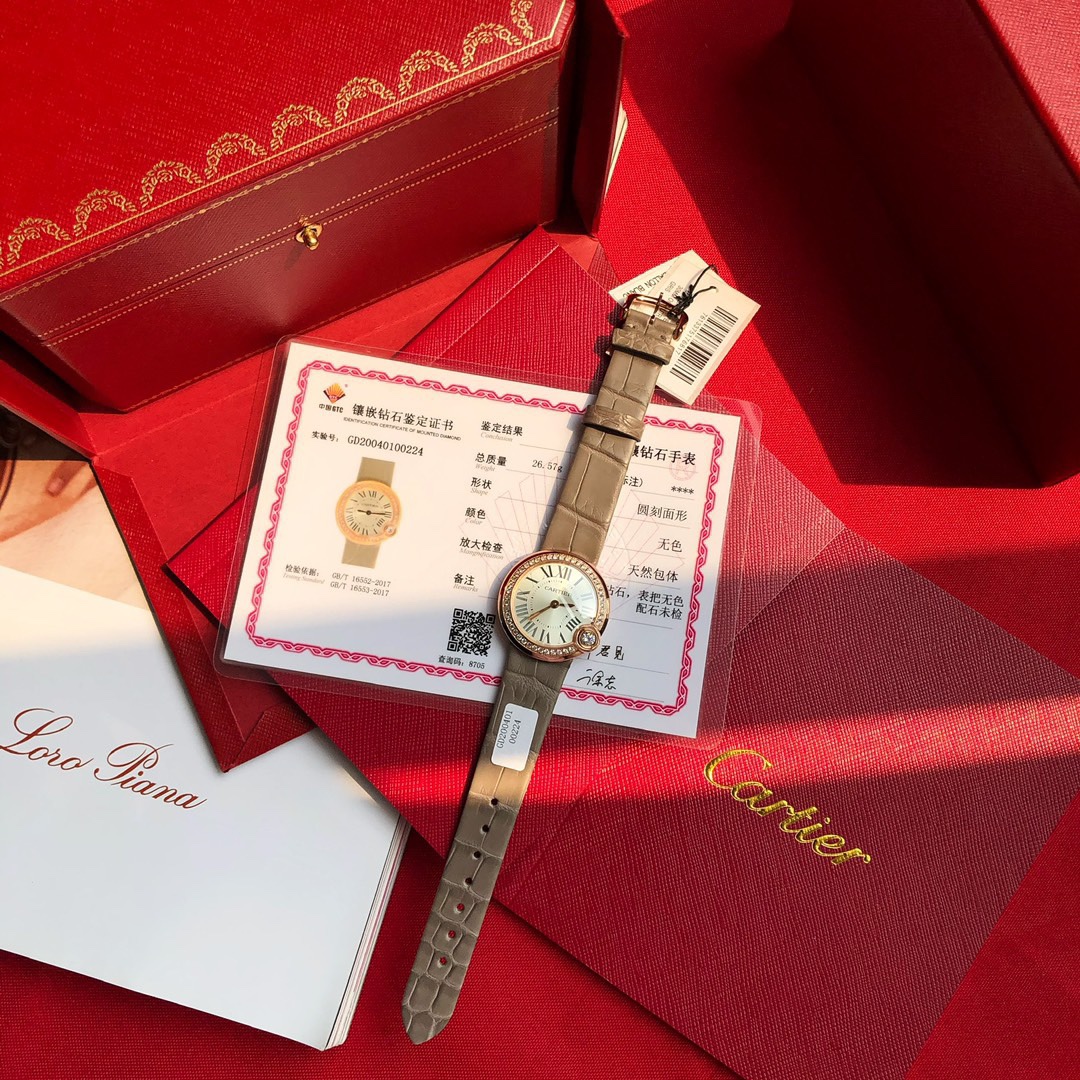 NO:142636,Batch: Full package, exclusive channel Cartier's new white balloon series, 44 small diamonds vs South African real diamond 18k real gold electroplating, sapphire crystal glass mirror, black crocodile leather strap is more rose gold luster. It is much more durable than the basket balloon that is easy to hit. Dial size 30. Not big or small. Sword-shaped gold-plated hand, Swarovski brilliant-cut round diamonds are inlaid at 4 o'clock. There is a saying that, it is not easy to support counter comparison, first choice for gifts, free warranty for non-human damage.,, cartier, swarovski, crocodile skin, gold plating19860909批: 全套包装 独家渠道 卡地亚新款白气球系列,44颗小钻为vs南非真钻18k真金电镀 蓝宝石水晶玻璃镜面 黑色鳄鱼皮表带更衬玫瑰金的光泽.比容易撞款的篮气球耐看多了.表盘尺寸30.不大不小的尺寸.剑形镀金指针 4点钟位置镶嵌施华洛世奇明亮式切割圆钻 有一说一 不来虚的 支持专柜对比,送礼首选,非人为损坏免费保修.,,cartier,swarovski,crocodile skin,gold plating,Watch