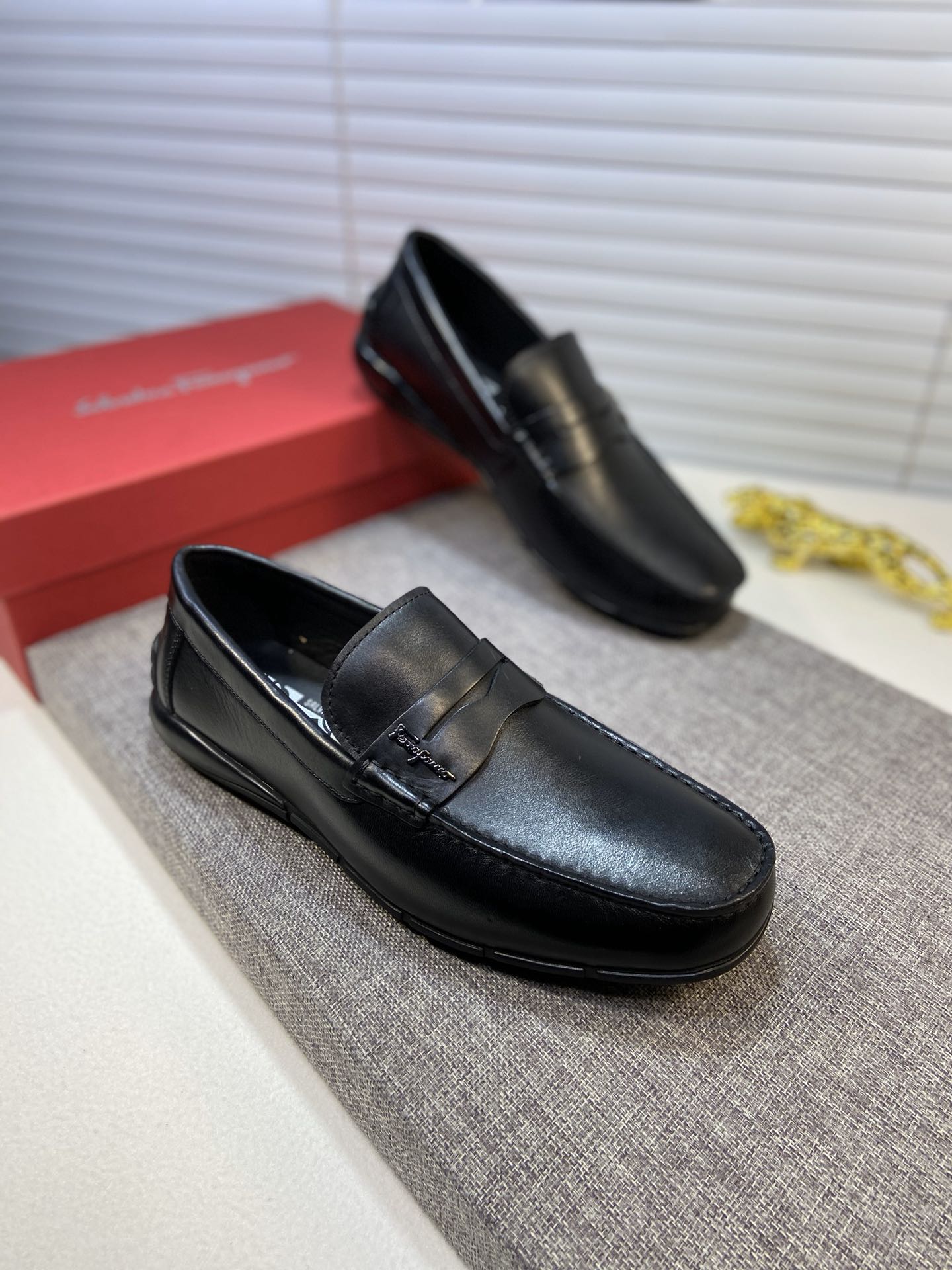 I0 ✅菲拉格慕 Ferragamo男士休闲鞋，豆豆鞋，驾车鞋 💋💋💋原版进口头层牛皮鞋面。内里进口羊皮。时尚橡胶大底 意大利工艺 鞋面金属扣装饰，简约大气、精致美观穿着柔软舒适，脚感极佳38-44
