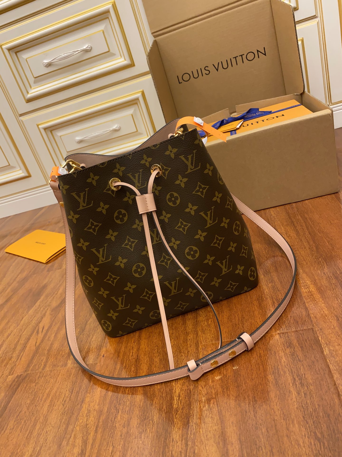 Louis Vuitton LV Neonoe 水桶包 M44022