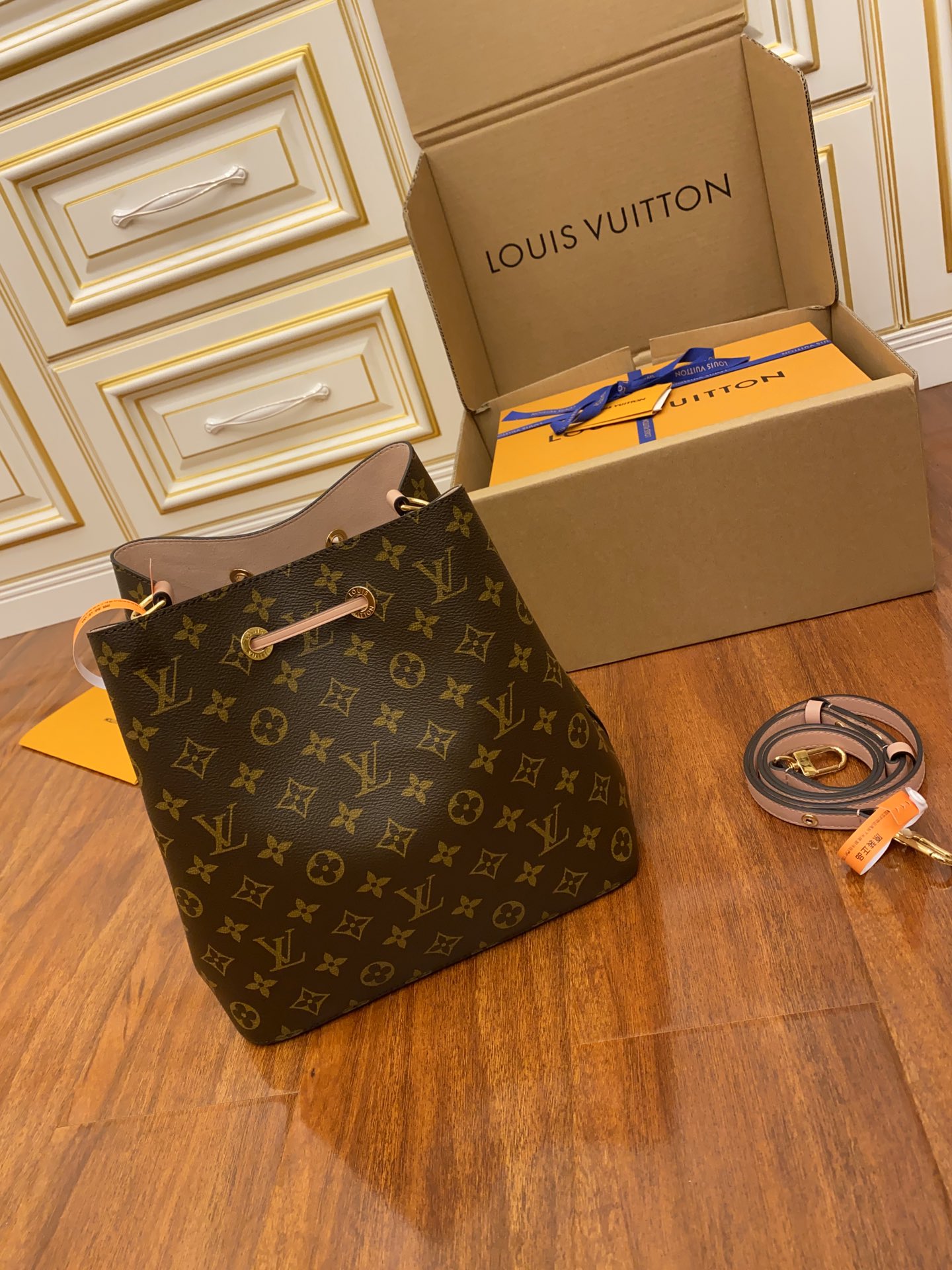 Louis Vuitton LV Neonoe 水桶包 M44022