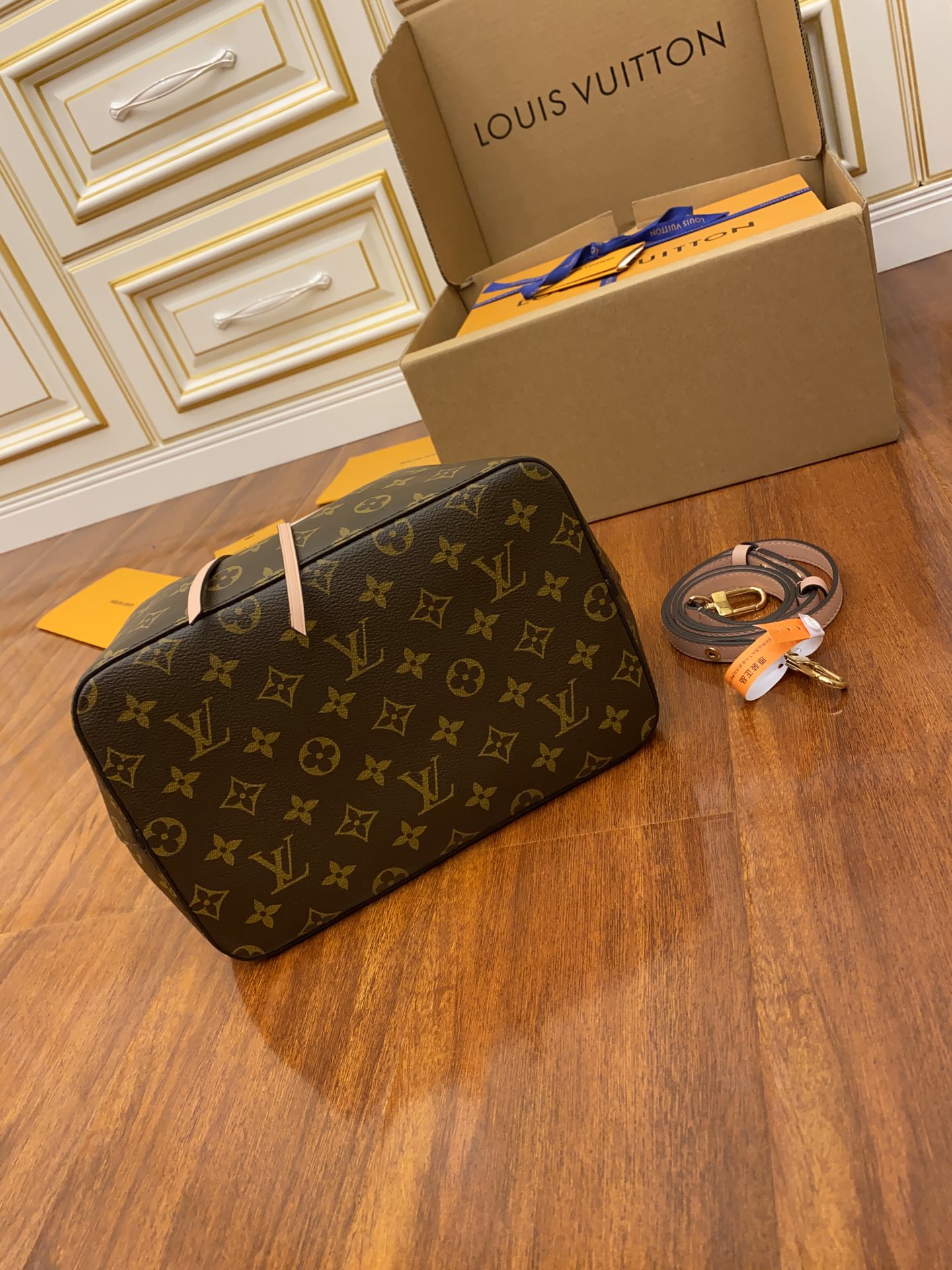 Louis Vuitton LV Neonoe 水桶包 M44022