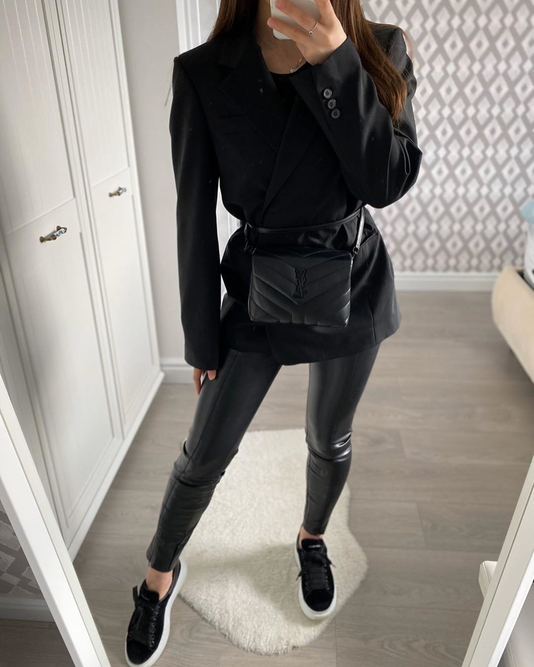 YSL LouLou 迷你斜挎包 467072黑色/黑扣