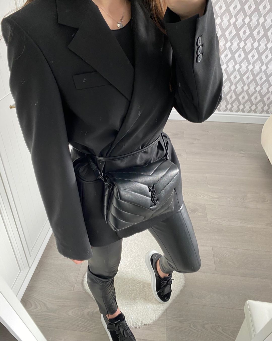 YSL LouLou 迷你斜挎包 467072黑色/黑扣