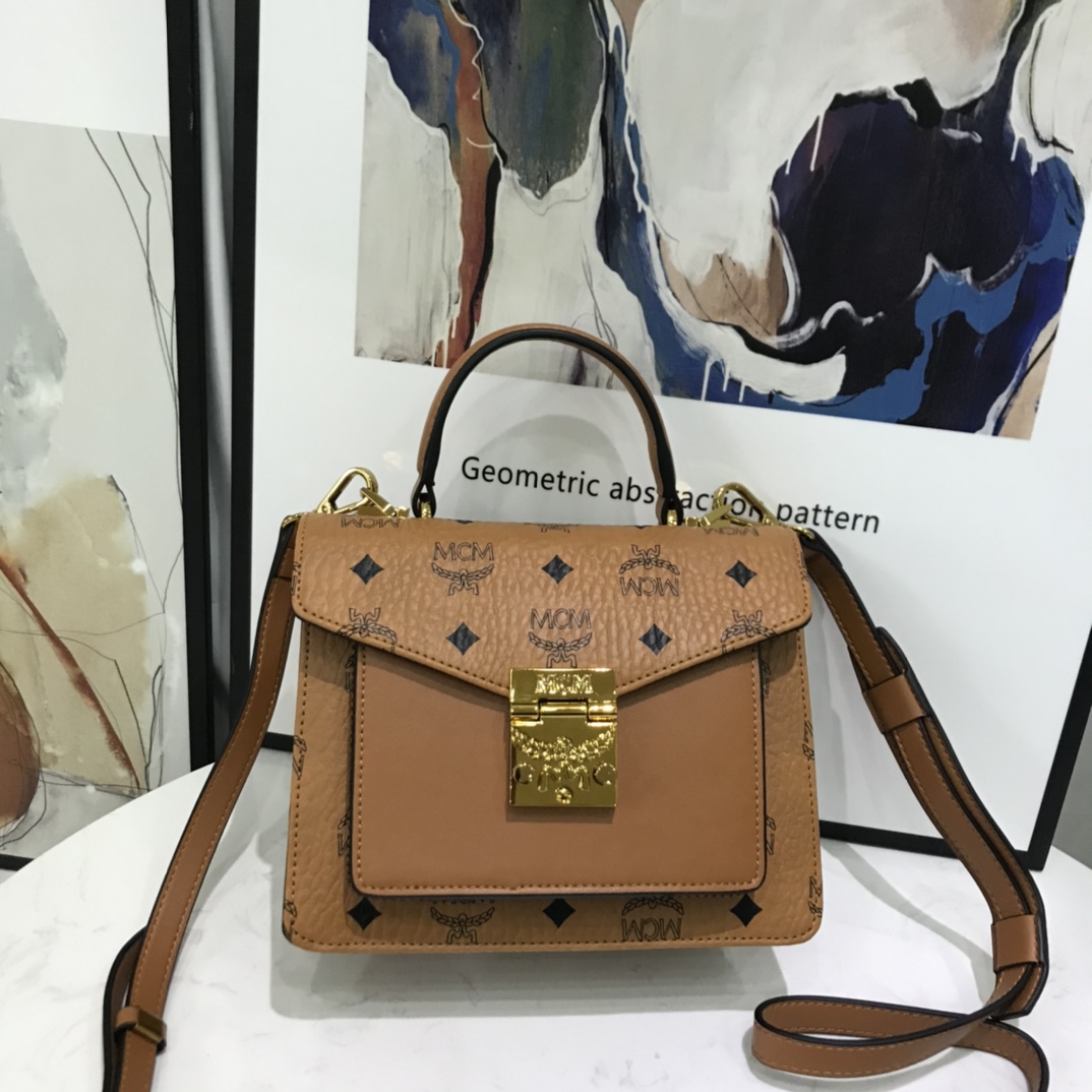 Top quality accordion bag, a classic crossbody bag adorned with a carved laurel leaf lock on the front flap. Spacious interior with two accordion-style compartments, an inner zip pocket, and exquisite tea gold-tone hardware. Dimensions: 17 x 21 x 8 cm. Also available in small size: 27 x 20 x 10 cm. image 1