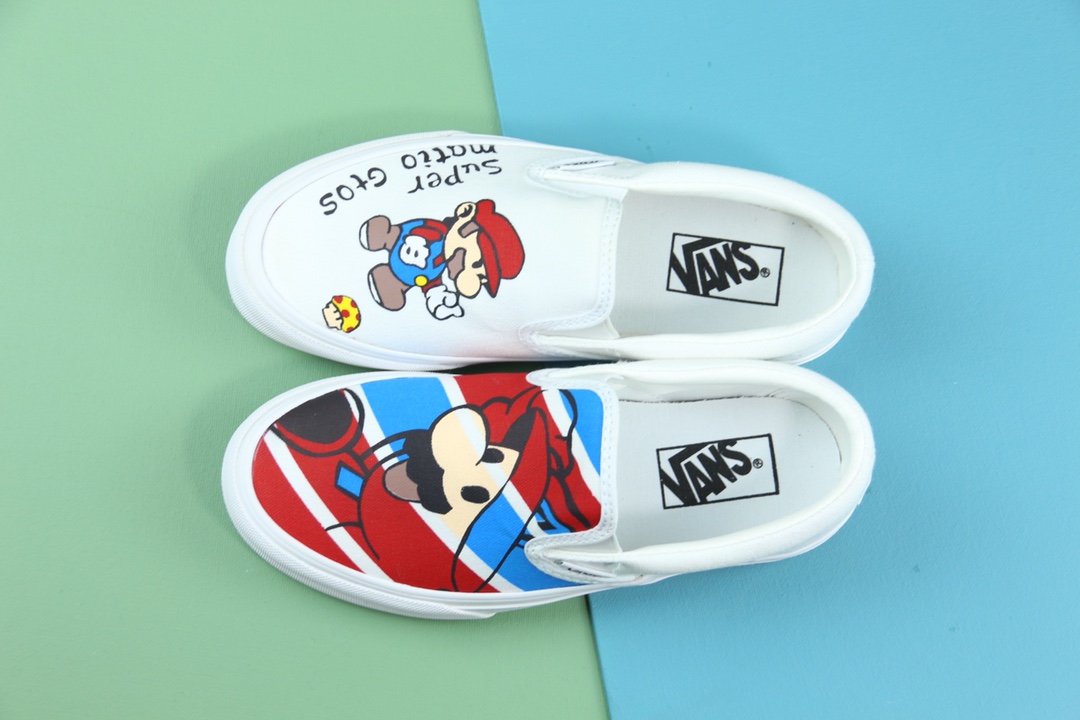 本地自取150
一脚蹬Super Mario Bros. x Vans联名纪念系列，Vans特地邀来了任天堂旗下经典游戏超级玛丽展开合作，打造全新联名纪念鞋款。在设计上鞋身细节还原品牌初期的风格，将包边在大底处更加收紧，呈现出漂亮的弧线，非常可爱有趣！尺码：35 36 36.5 37 38 38.5 39 40 40.5 41 42 42.5 43 44 
工艺：广东原厂硫化1:1（重量1:1、真标、原钢印、材质标、鞋型标、合格证）