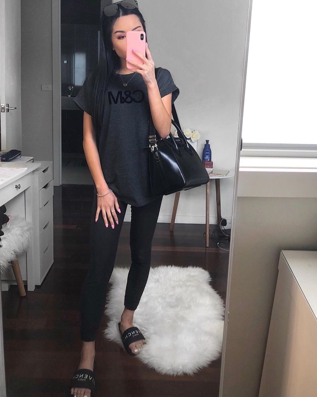 110 Givenchy 纪梵希 19ss夏季一字拖鞋 高端奢潮 网红款 经典潮流Givenchy压纹Logo 超软鞋底拖鞋 海外代购