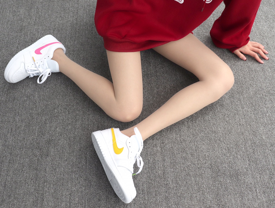 220 Nike Air Jordan 1 Low CW7035-100 四色勾 AJ1乔丹1代低帮 模特上脚图
