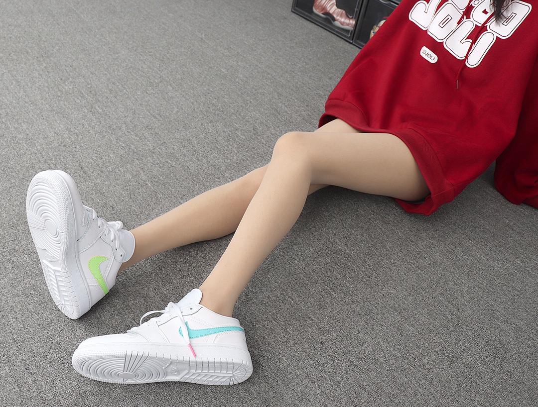 220 Nike Air Jordan 1 Low CW7035-100 四色勾 AJ1乔丹1代低帮 模特上脚图