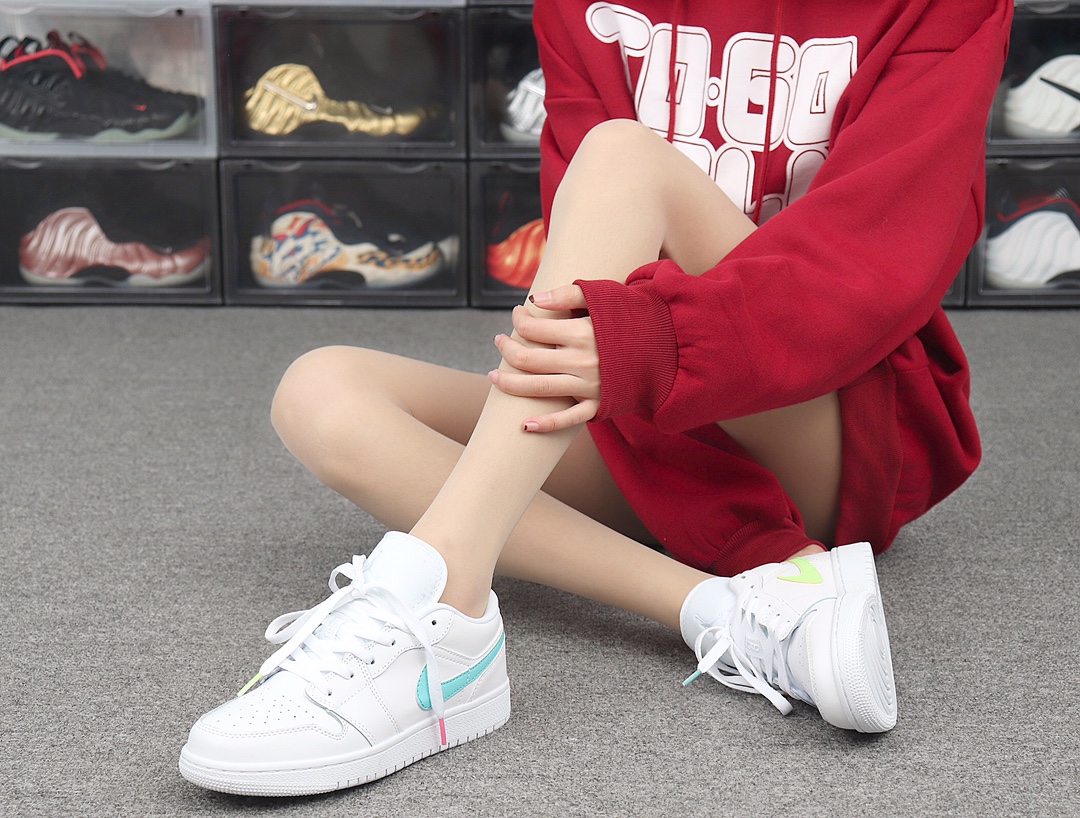 220 Nike Air Jordan 1 Low CW7035-100 四色勾 AJ1乔丹1代低帮 模特上脚图