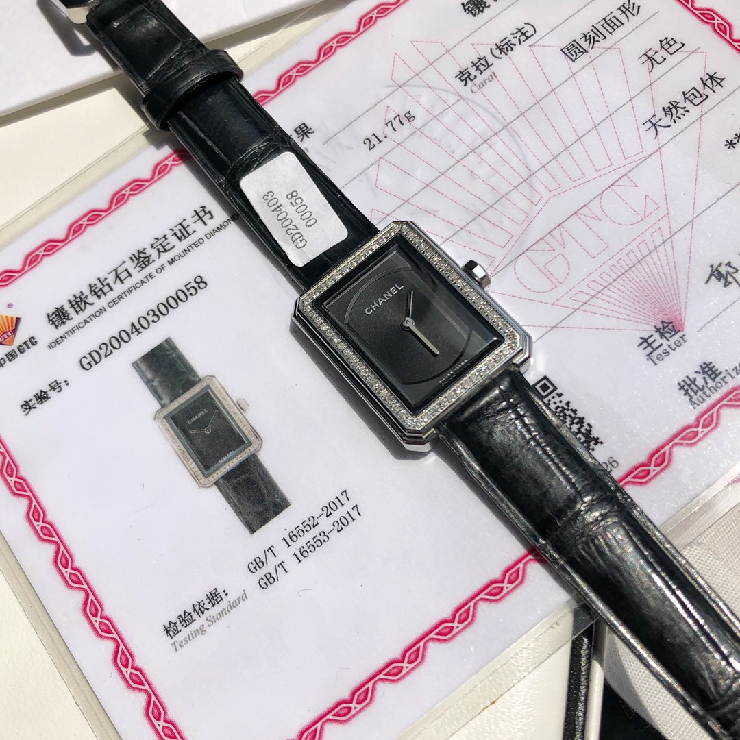 批:2000 全套包装 每个女生心中都有个boy.friend时刻陪伴,温柔宠溺 带给你无与伦比的自信魅力、完美掌控读心术的香奈儿BOY.FRIEND腕表作为一款颠覆女性设计品牌手表 理所当然的从名表品牌中脱颖而出。这次真的太难得了 好在也是几个月前就定下的机芯 一次也就几百个!机芯大幅涨价进出口难度增加!也不是随便可以买得到.所以对于这批表来说也是限量的… 原装eta280.002石英机芯,62颗明亮式切割天然南非足反钻石 30米生活防水!蓝宝石水晶玻璃镜面,表盘用扭索雕纹搭配黑色鳄鱼皮、典雅的质感扑面而来,它采用了精钢材质表壳,表盘没有刻度和数字,只有银色香奈儿英文标识、时针和分针。犹如浑然天成的一枚手镯,是你化妆间里必不可少的一款单品,配原盒!送礼自用都体面!