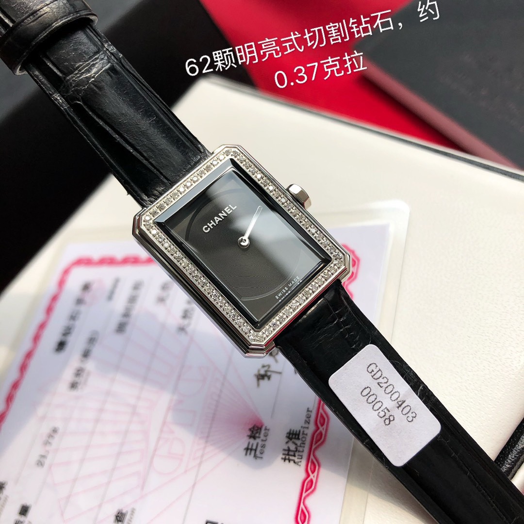 批:2000 全套包装 每个女生心中都有个boy.friend时刻陪伴,温柔宠溺 带给你无与伦比的自信魅力、完美掌控读心术的香奈儿BOY.FRIEND腕表作为一款颠覆女性设计品牌手表 理所当然的从名表品牌中脱颖而出。这次真的太难得了 好在也是几个月前就定下的机芯 一次也就几百个!机芯大幅涨价进出口难度增加!也不是随便可以买得到.所以对于这批表来说也是限量的… 原装eta280.002石英机芯,62颗明亮式切割天然南非足反钻石 30米生活防水!蓝宝石水晶玻璃镜面,表盘用扭索雕纹搭配黑色鳄鱼皮、典雅的质感扑面而来,它采用了精钢材质表壳,表盘没有刻度和数字,只有银色香奈儿英文标识、时针和分针。犹如浑然天成的一枚手镯,是你化妆间里必不可少的一款单品,配原盒!送礼自用都体面!