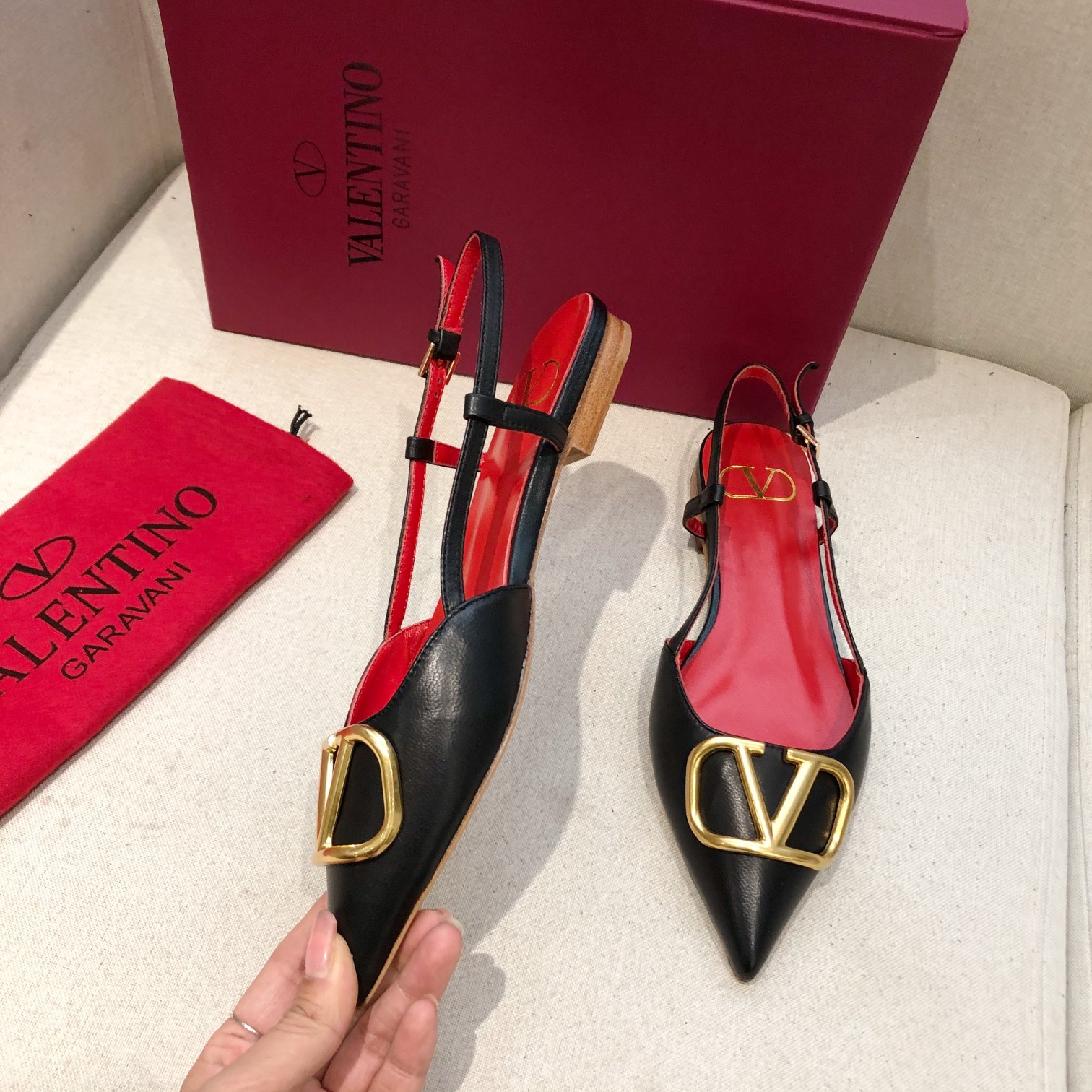 "plana" Valentino. Valentino gran hebilla v zapatos individuales contrarrestar la última serie Versi