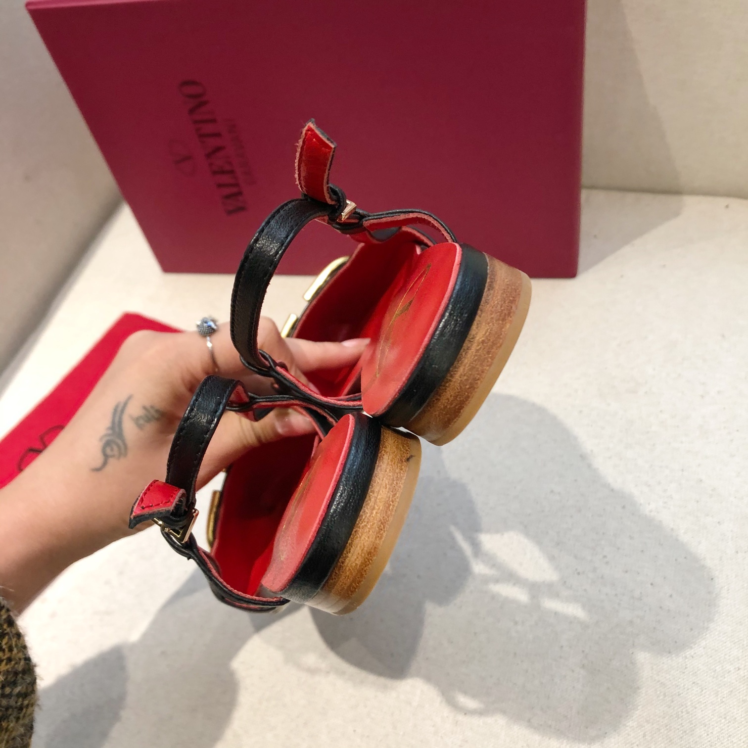 "plana" Valentino. Valentino gran hebilla v zapatos individuales contrarrestar la última serie Versi