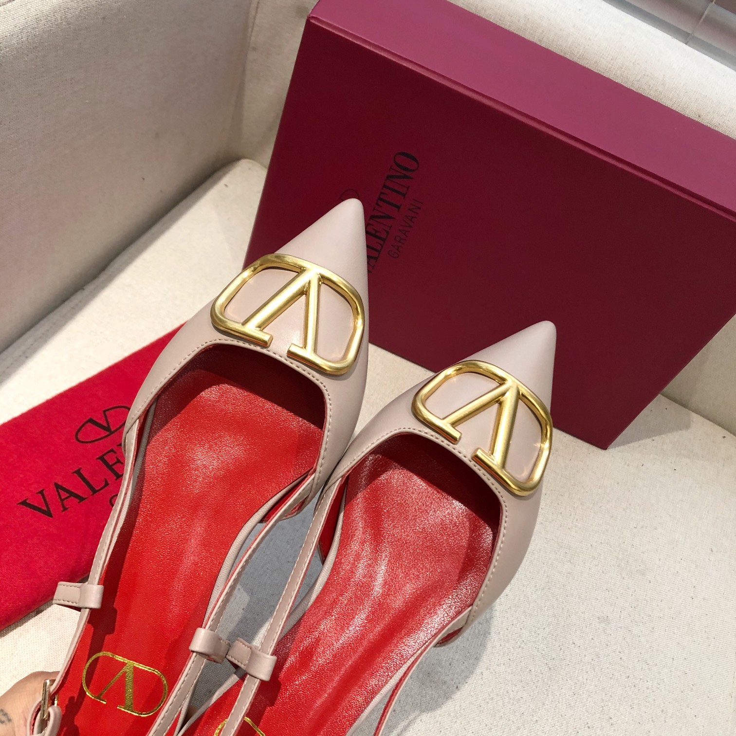 "plana" Valentino. Valentino gran hebilla v zapatos individuales contrarrestar la última serie Versi