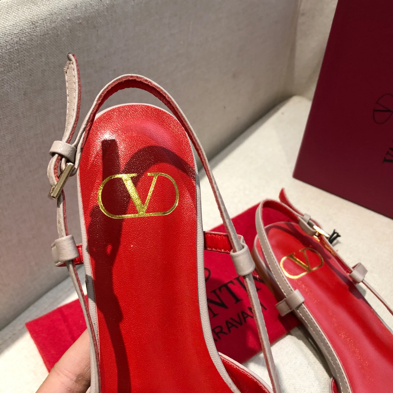 "plana" Valentino. Valentino gran hebilla v zapatos individuales contrarrestar la última serie Versi
