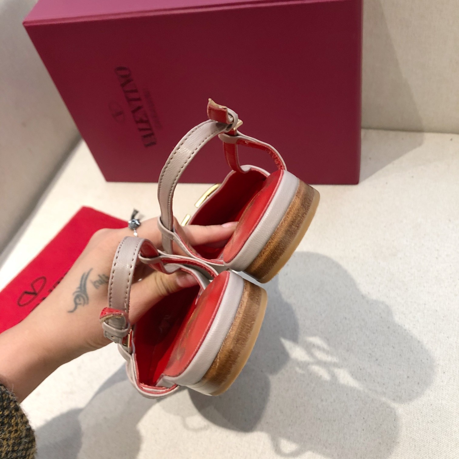 "plana" Valentino. Valentino gran hebilla v zapatos individuales contrarrestar la última serie Versi