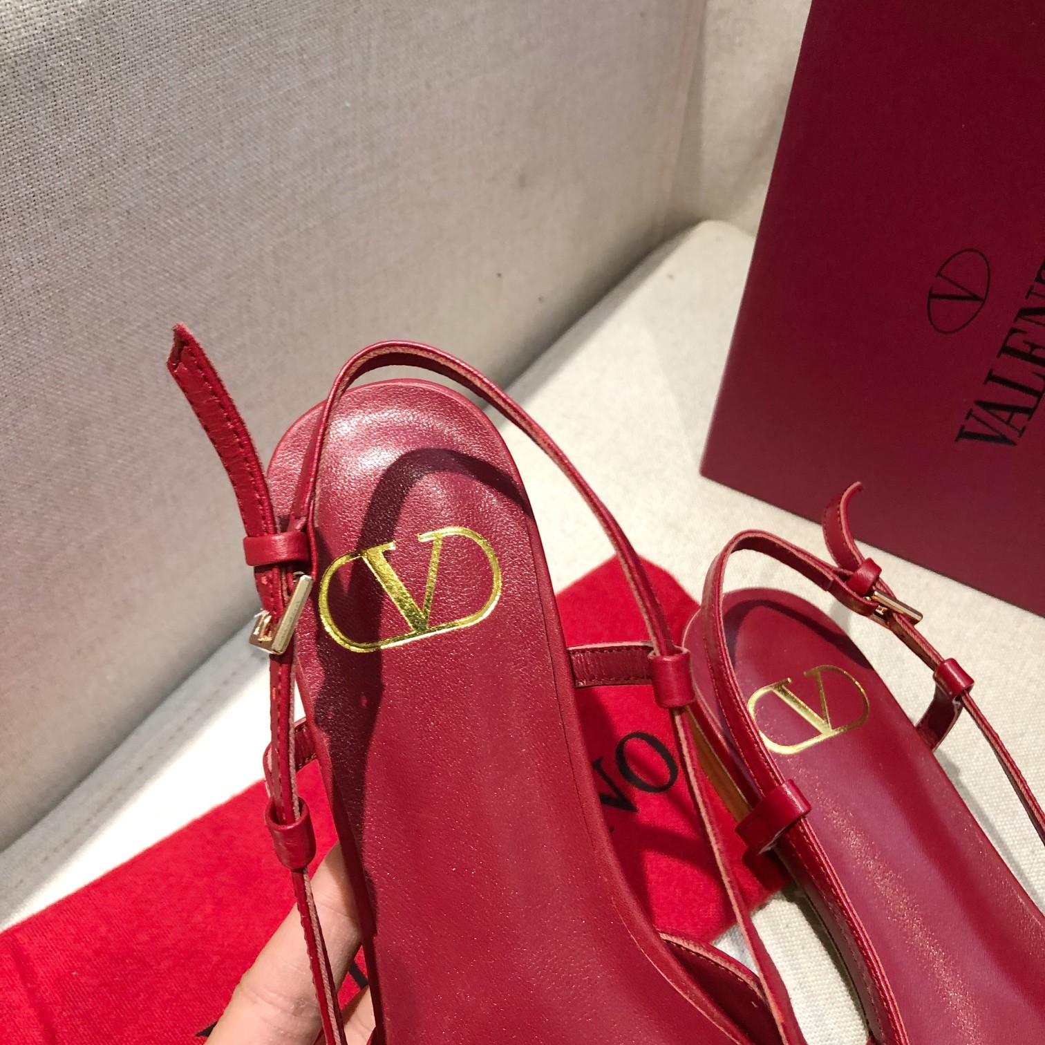 "plana" Valentino. Valentino gran hebilla v zapatos individuales contrarrestar la última serie Versi