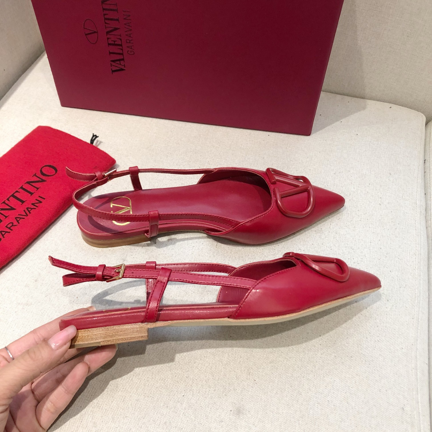 "plana" Valentino. Valentino gran hebilla v zapatos individuales contrarrestar la última serie Versi
