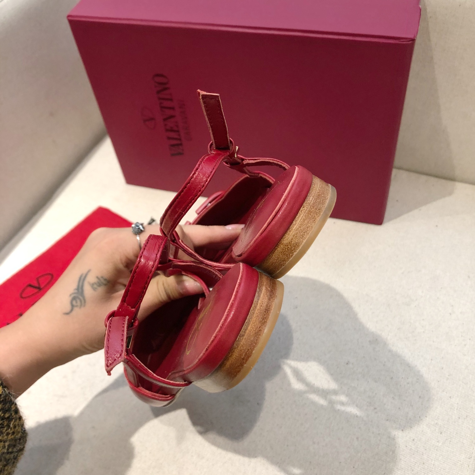 "plana" Valentino. Valentino gran hebilla v zapatos individuales contrarrestar la última serie Versi