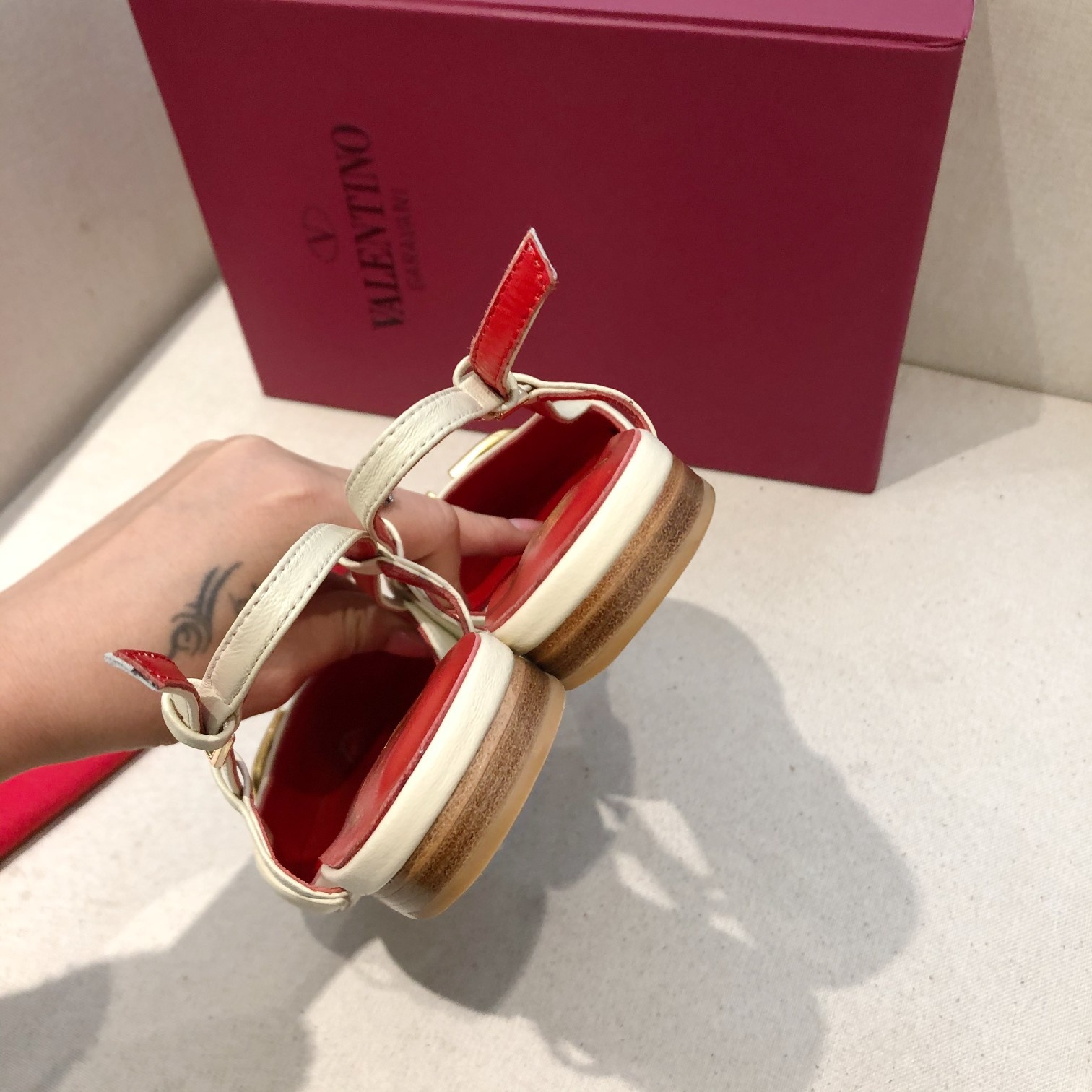 "plana" Valentino. Valentino gran hebilla v zapatos individuales contrarrestar la última serie Versi