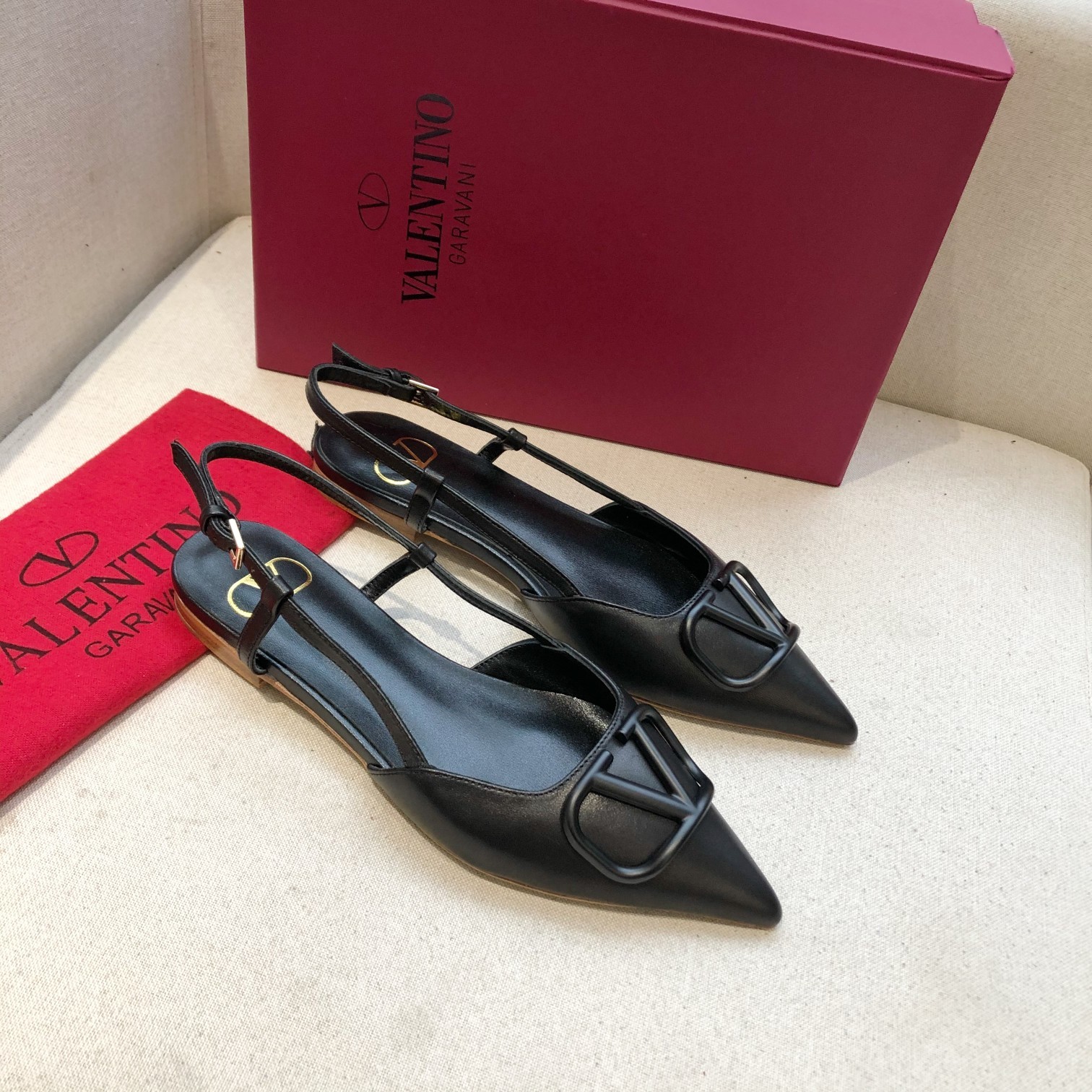 "plana" Valentino. Valentino gran hebilla v zapatos individuales contrarrestar la última serie Versi