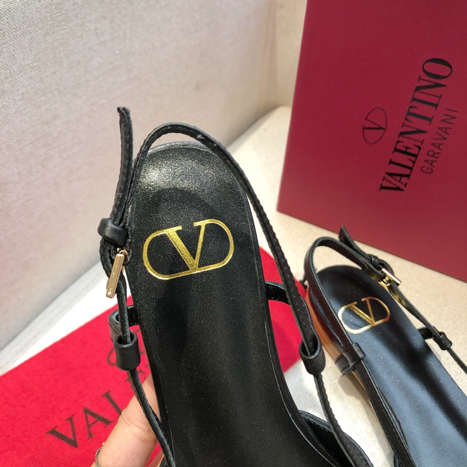 "plana" Valentino. Valentino gran hebilla v zapatos individuales contrarrestar la última serie Versi
