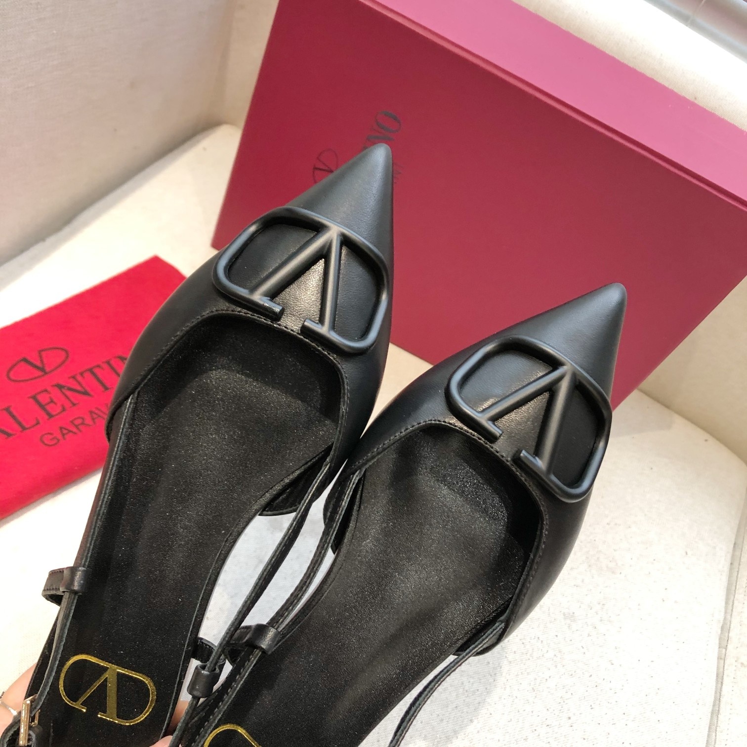 "plana" Valentino. Valentino gran hebilla v zapatos individuales contrarrestar la última serie Versi