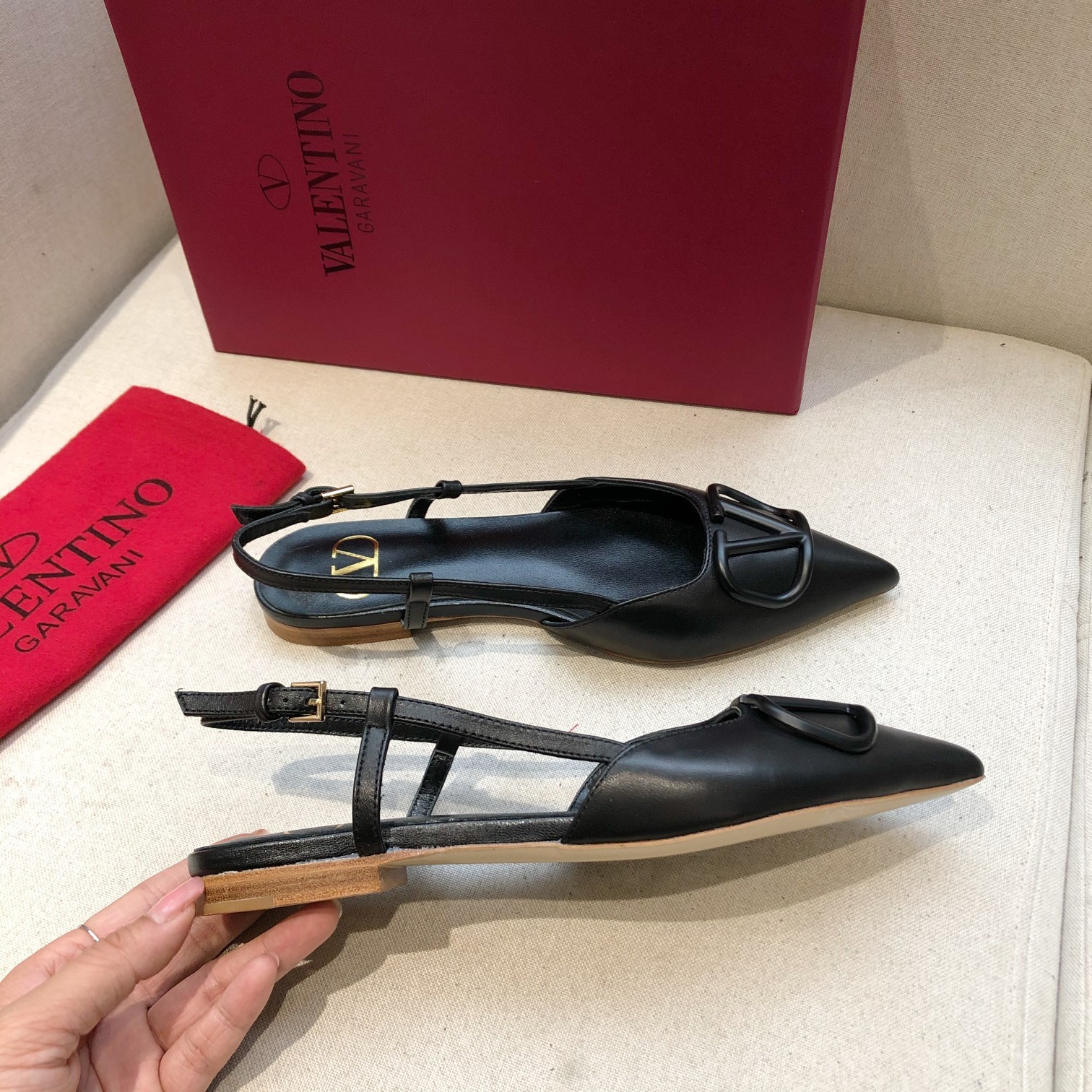 "plana" Valentino. Valentino gran hebilla v zapatos individuales contrarrestar la última serie Versi