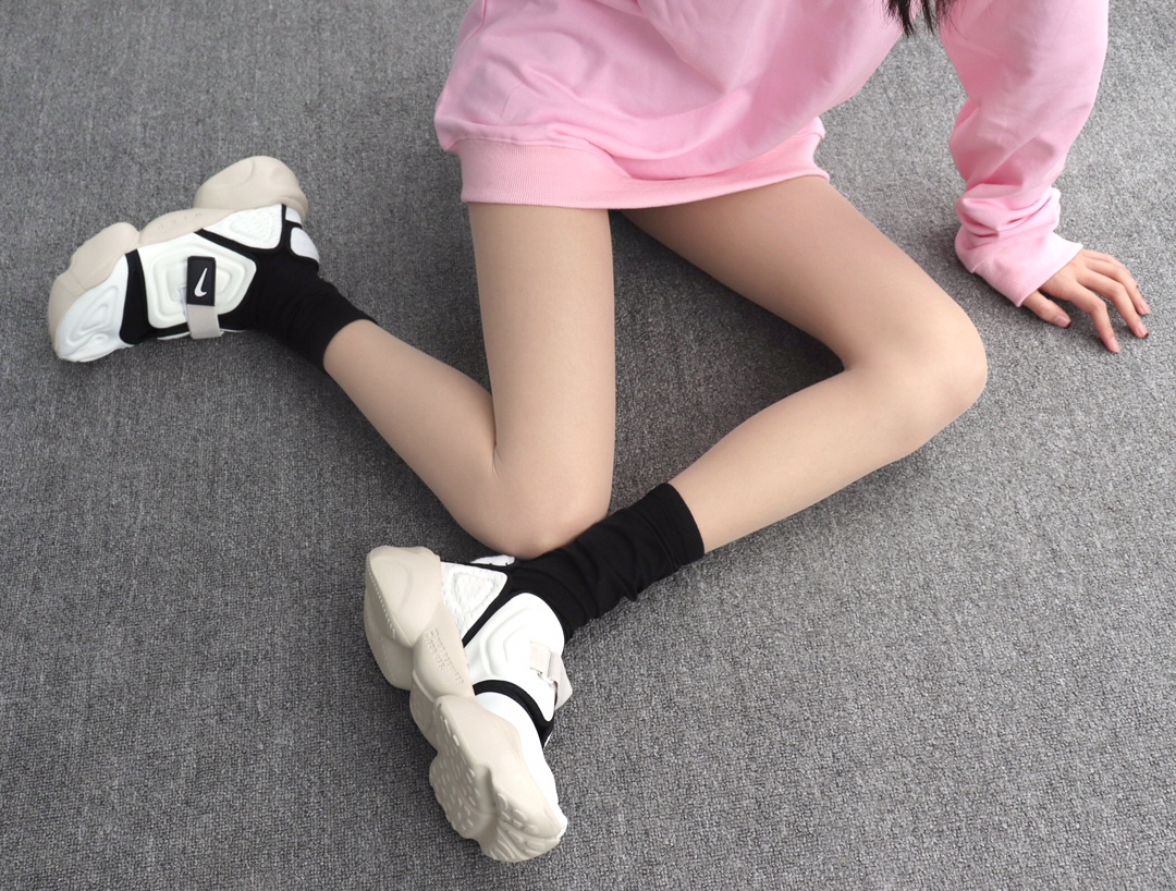 240 Nike Air Rift 复古忍者分趾老爹鞋 BQ4797-100 全白 模特上脚图