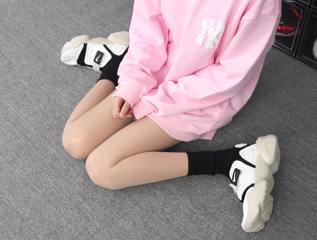 240 Nike Air Rift 复古忍者分趾老爹鞋 BQ4797-100 全白 模特上脚图