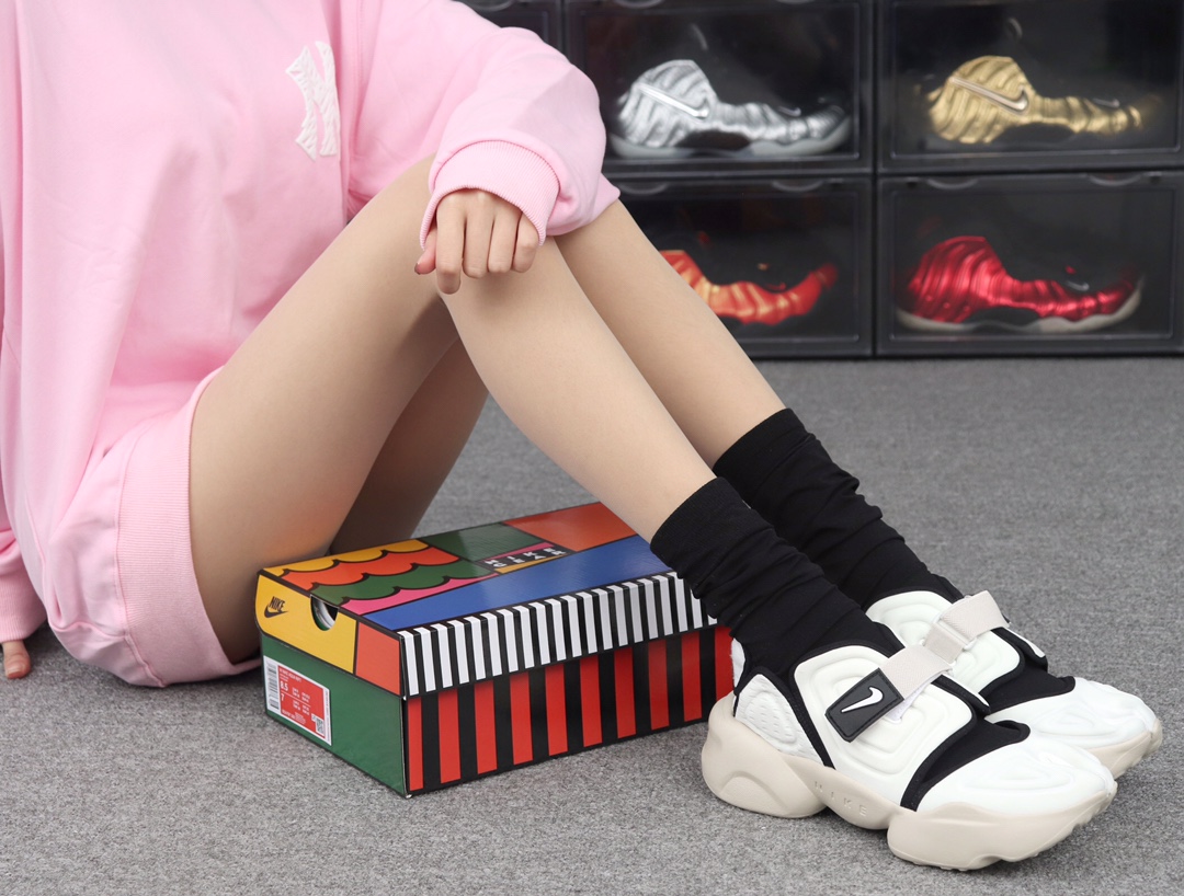 240 Nike Air Rift 复古忍者分趾老爹鞋 BQ4797-100 全白 模特上脚图