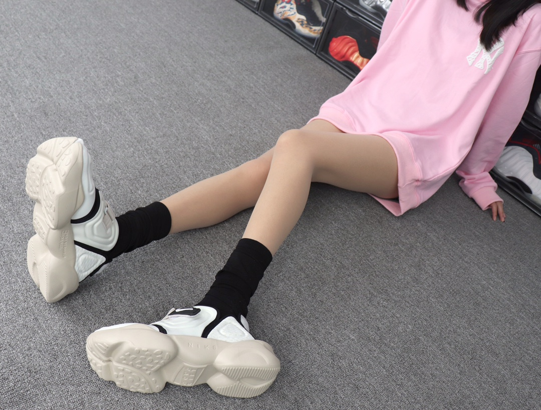 240 Nike Air Rift 复古忍者分趾老爹鞋 BQ4797-100 全白 模特上脚图
